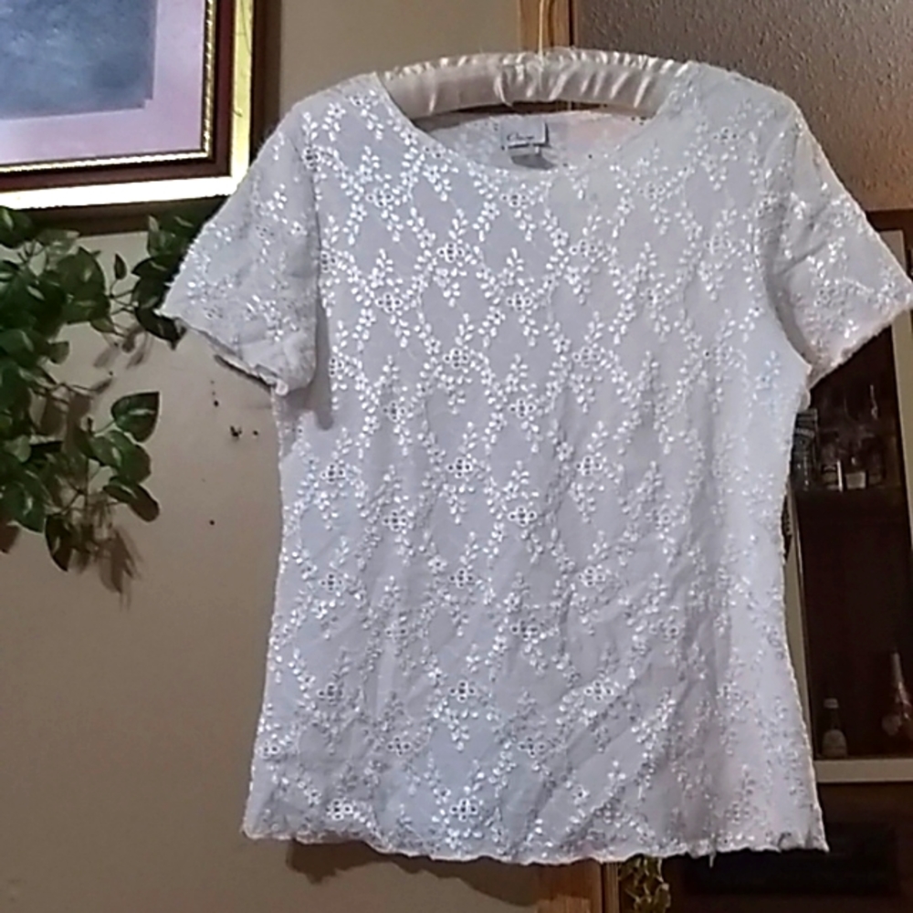 Adorable eyelet embroidery top size L